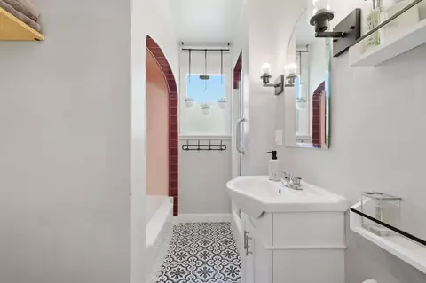 Bath - 784 Lakeview Dr, Redding, CA 96001 photo 2 of 3