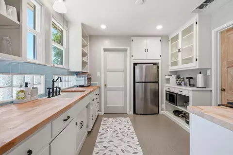 Kitchen - 784 Lakeview Dr, Redding, CA 96001 photo 1 of 4