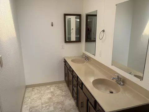 Bath - 251 Aurora Ave, Davis, CA 95616 photo 3 of 3
