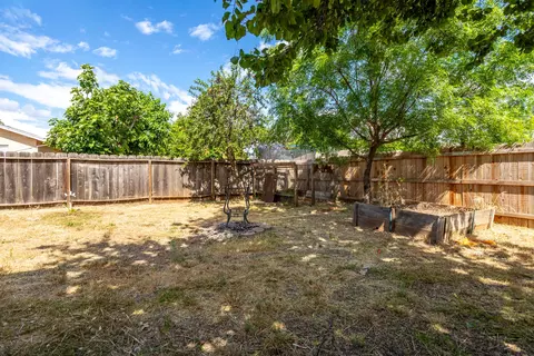 Exterior - 2522 Belladonna St, Redding, CA 96002 photo 7 of 8