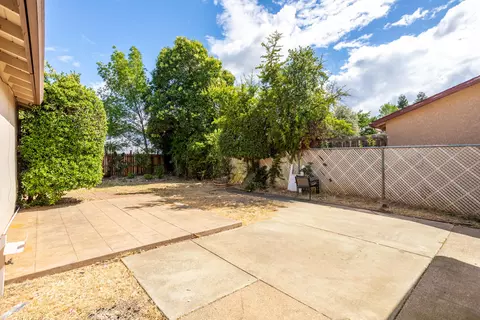 Exterior - 2522 Belladonna St, Redding, CA 96002 photo 4 of 8