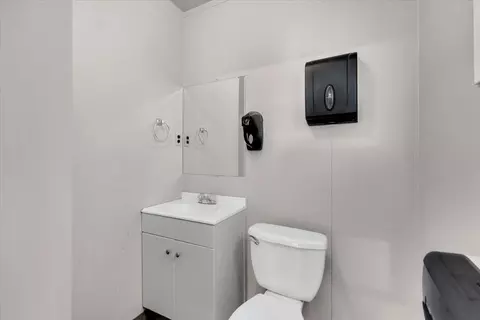 Bath - 1609 Kenyon Dr, Redding, CA 96001 photo 2 of 2