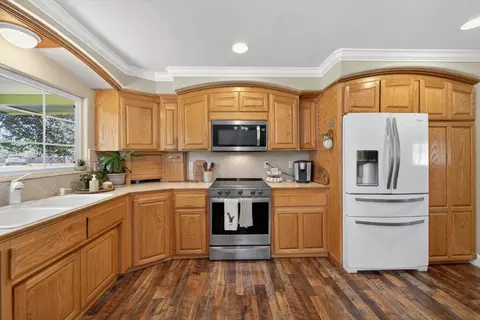 Kitchen - 7302 Bohn Blvd, Anderson, CA 96007 photo 2 of 2