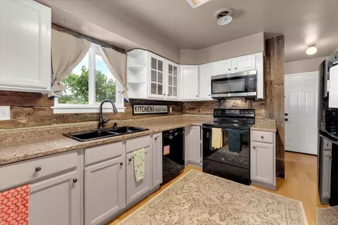 Kitchen - 18805 Drake Rd, Red Bluff, CA 96080 photo 2 of 5