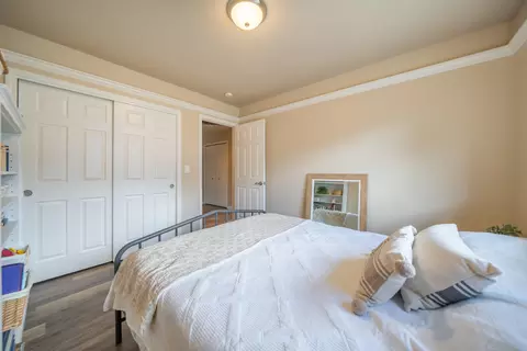 Bedroom - 1044 Riviera Dr, Redding, CA 96001 photo 3 of 8