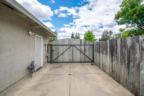 Exterior - 1044 Riviera Dr, Redding, CA 96001 photo 16 of 16