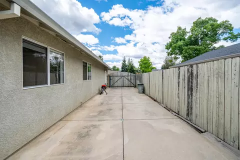 Exterior - 1044 Riviera Dr, Redding, CA 96001 photo 15 of 16