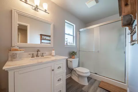 Bath - 1044 Riviera Dr, Redding, CA 96001 photo 2 of 5