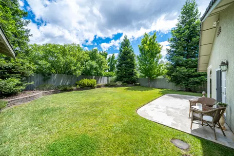 Exterior - 1044 Riviera Dr, Redding, CA 96001 photo 11 of 16