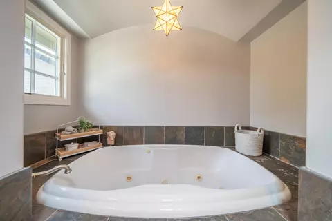 Bath - 1044 Riviera Dr, Redding, CA 96001 photo 4 of 5