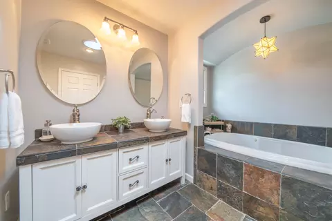 Bath - 1044 Riviera Dr, Redding, CA 96001 photo 3 of 5