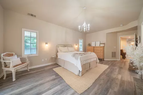 Bedroom - 1044 Riviera Dr, Redding, CA 96001 photo 8 of 8