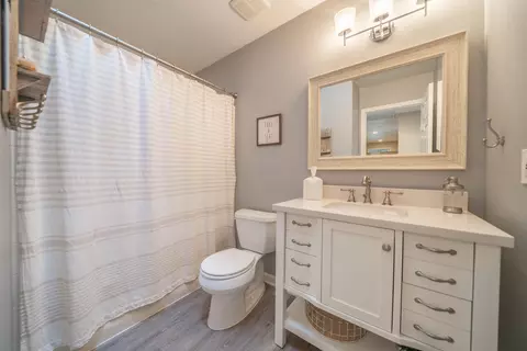 Bath - 1044 Riviera Dr, Redding, CA 96001 photo 1 of 5
