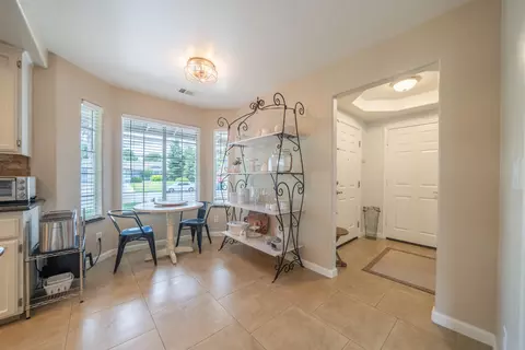 Entry Way - 1044 Riviera Dr, Redding, CA 96001 photo 2 of 2