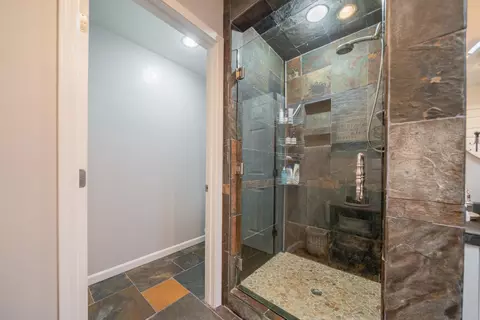 Bath - 1044 Riviera Dr, Redding, CA 96001 photo 5 of 5