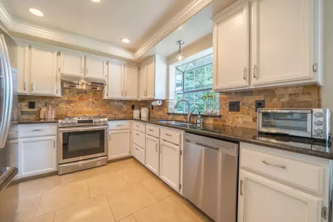 Kitchen - 1044 Riviera Dr, Redding, CA 96001 photo 2 of 3