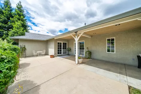 Exterior - 1044 Riviera Dr, Redding, CA 96001 photo 7 of 16