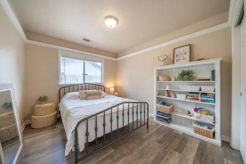 Bedroom - 1044 Riviera Dr, Redding, CA 96001 photo 2 of 8