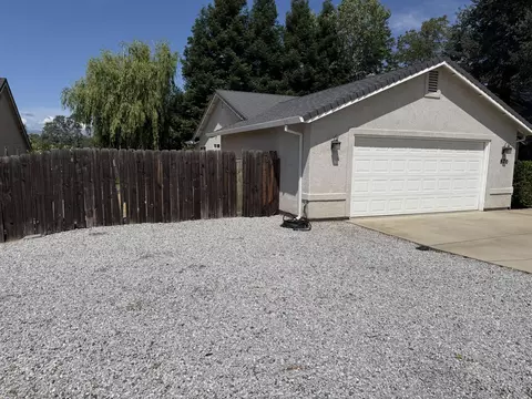 Exterior - 870 Rincon Way, Redding, CA 96003 photo 2 of 9