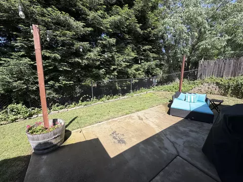 Exterior - 870 Rincon Way, Redding, CA 96003 photo 3 of 9