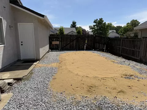 Exterior - 870 Rincon Way, Redding, CA 96003 photo 4 of 9