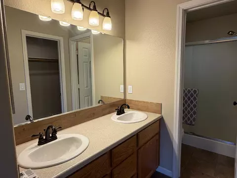 Bath - 870 Rincon Way, Redding, CA 96003 photo 1 of 2