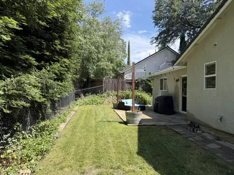 Exterior - 870 Rincon Way, Redding, CA 96003 photo 7 of 9