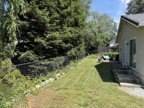 Exterior - 870 Rincon Way, Redding, CA 96003 photo 6 of 9
