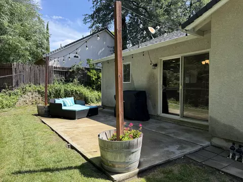 Exterior - 870 Rincon Way, Redding, CA 96003 photo 8 of 9