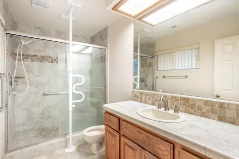Bath - 3175 Pinehaven Dr, Redding, CA 96003 photo 1 of 2