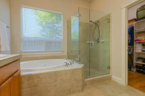 Bath - 1935 Tarmac Rd, Redding, CA 96003 photo 2 of 5