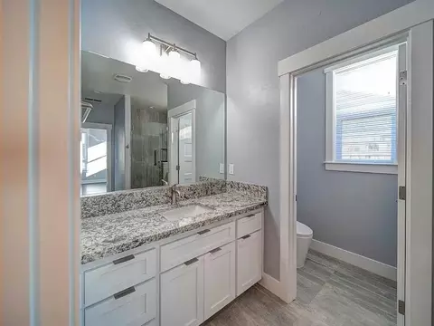 Bath - 3164 Harlan Dr, Redding, CA 96003 photo 2 of 9