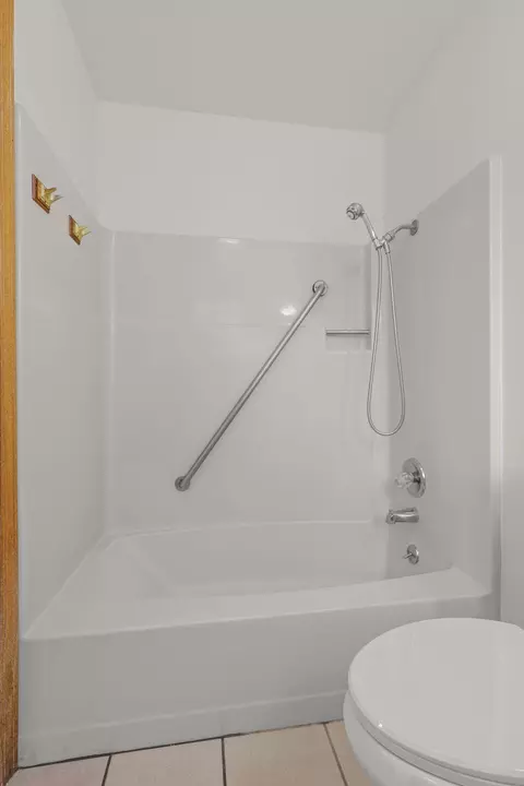 Bath - 77 Wilshire Dr, Redding, CA 96002 photo 5 of 7