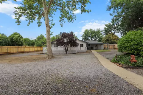 Exterior - 77 Wilshire Dr, Redding, CA 96002 photo 10 of 14