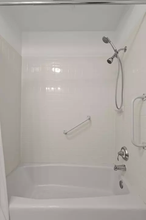 Bath - 77 Wilshire Dr, Redding, CA 96002 photo 2 of 7