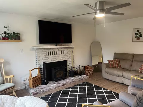 Living - 1437 Hemlock Ave, Anderson, CA 96007 photo 2 of 6