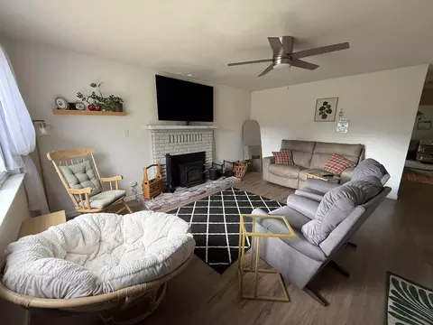 Living - 1437 Hemlock Ave, Anderson, CA 96007 photo 5 of 6