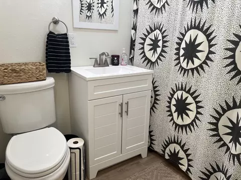 Bath - 1437 Hemlock Ave, Anderson, CA 96007 photo 1 of 6