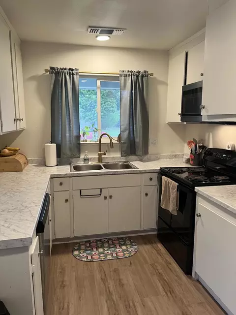Kitchen - 1437 Hemlock Ave, Anderson, CA 96007 photo 1 of 1