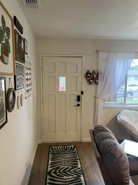 Entry Way - 1437 Hemlock Ave, Anderson, CA 96007 photo 1 of 2