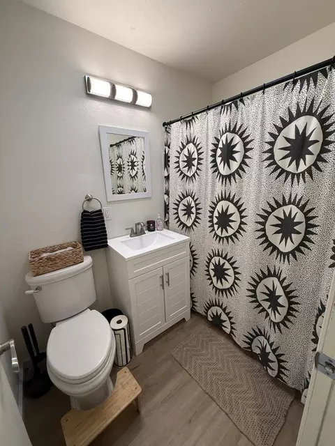 Bath - 1437 Hemlock Ave, Anderson, CA 96007 photo 5 of 6