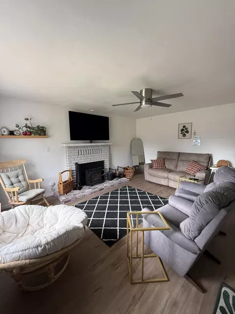 Living - 1437 Hemlock Ave, Anderson, CA 96007 photo 3 of 6