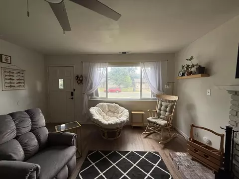 Living - 1437 Hemlock Ave, Anderson, CA 96007 photo 4 of 6