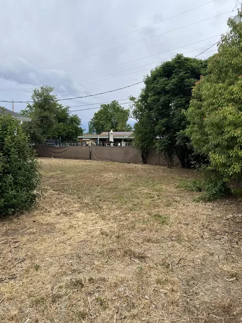 Exterior - 1437 Hemlock Ave, Anderson, CA 96007 photo 3 of 7