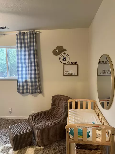 Bedroom - 1437 Hemlock Ave, Anderson, CA 96007 photo 3 of 8