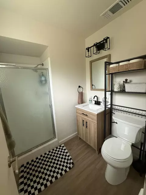 Bath - 1437 Hemlock Ave, Anderson, CA 96007 photo 6 of 6