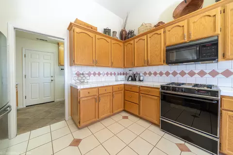 Kitchen - 4689 Oak Glen Dr, Redding, CA 96001 photo 3 of 5