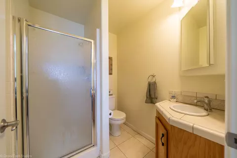 Bath - 4689 Oak Glen Dr, Redding, CA 96001 photo 6 of 7