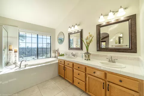 Bath - 4689 Oak Glen Dr, Redding, CA 96001 photo 3 of 7