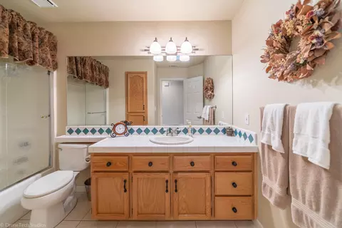 Bath - 4689 Oak Glen Dr, Redding, CA 96001 photo 5 of 7